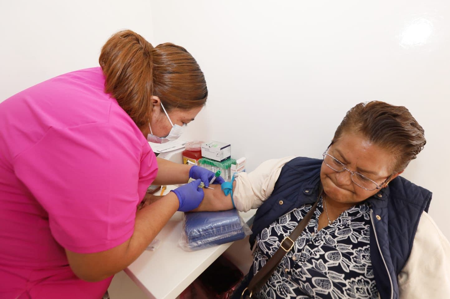 Acerca Gobierno de la Ciudad atención médica y programas sociales a comunidades