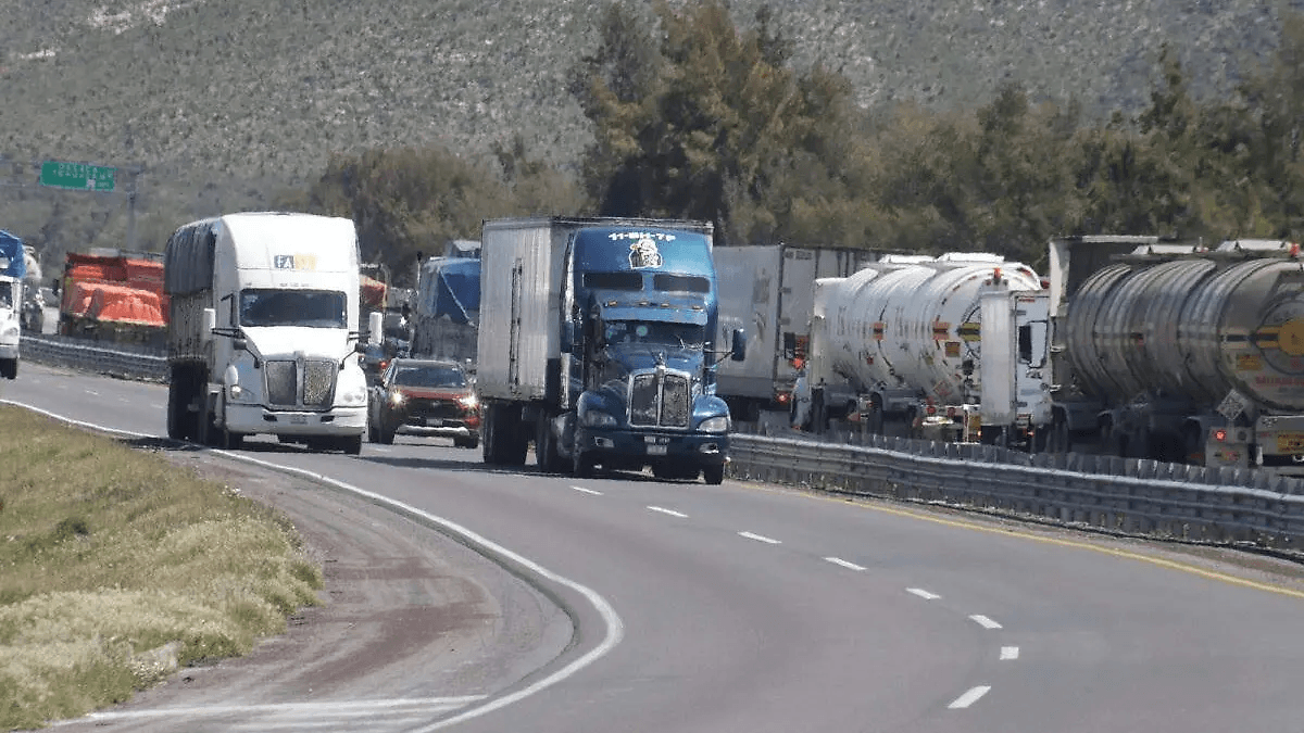 Autopista México-Puebla registra menor tránsito de vehículos y camiones en 2025, revela HR Ratings