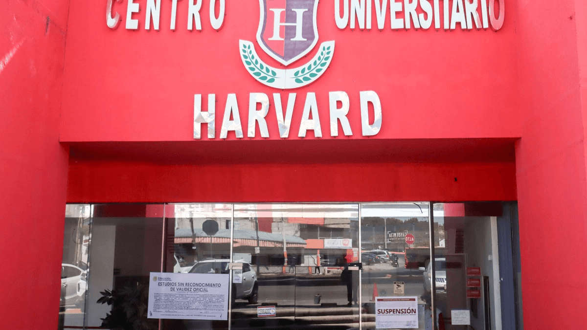 Suspenden el Centro Universitario Harvard Puebla por publicidad engañosa y venta de títulos falsos